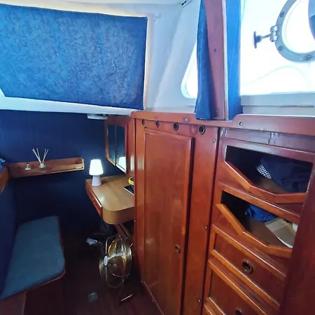 Vivez Une Experience Insolite Sur Notre Grand Catamaran De 12m Au Mouillage En Face De Bateau-hôtel