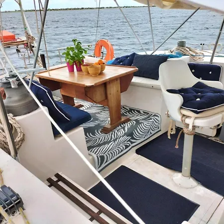 Vivez Une Experience Insolite Sur Notre Grand Catamaran De 12m Au Mouillage En Face De 船屋 马瑟伊兰