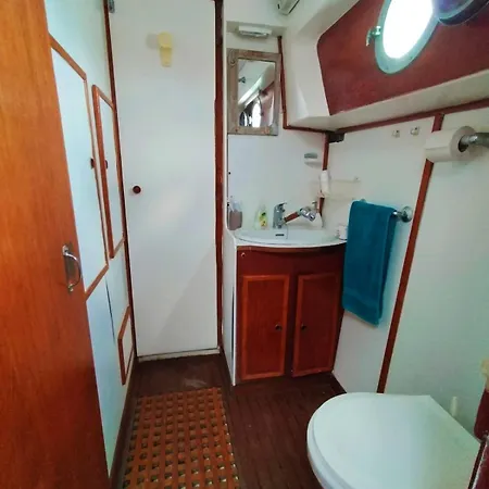 Vivez Une Experience Insolite Sur Notre Grand Catamaran De 12m Au Mouillage En Face De *