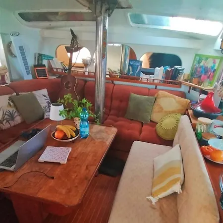 Vivez Une Experience Insolite Sur Notre Grand Catamaran De 12m Au Mouillage En Face De