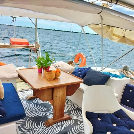 船屋 Vivez Une Experience Insolite Sur Notre Grand Catamaran De 12m Au Mouillage En Face De *