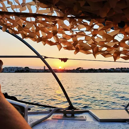 船屋 Vivez Une Experience Insolite Sur Notre Grand Catamaran De 12m Au Mouillage En Face De
