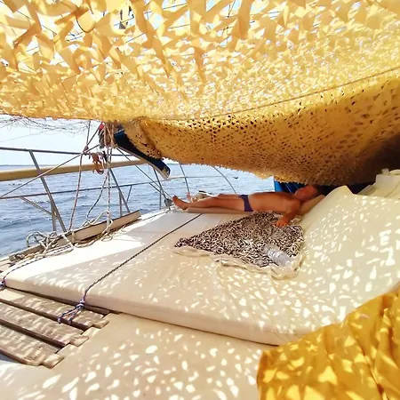 Vivez Une Experience Insolite Sur Notre Grand Catamaran De 12m Au Mouillage En Face De Bateau-hôtel Marseillan (Herault)