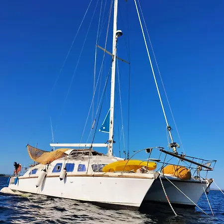 Vivez Une Experience Insolite Sur Notre Grand Catamaran De 12m Au Mouillage En Face De 船屋 马瑟伊兰